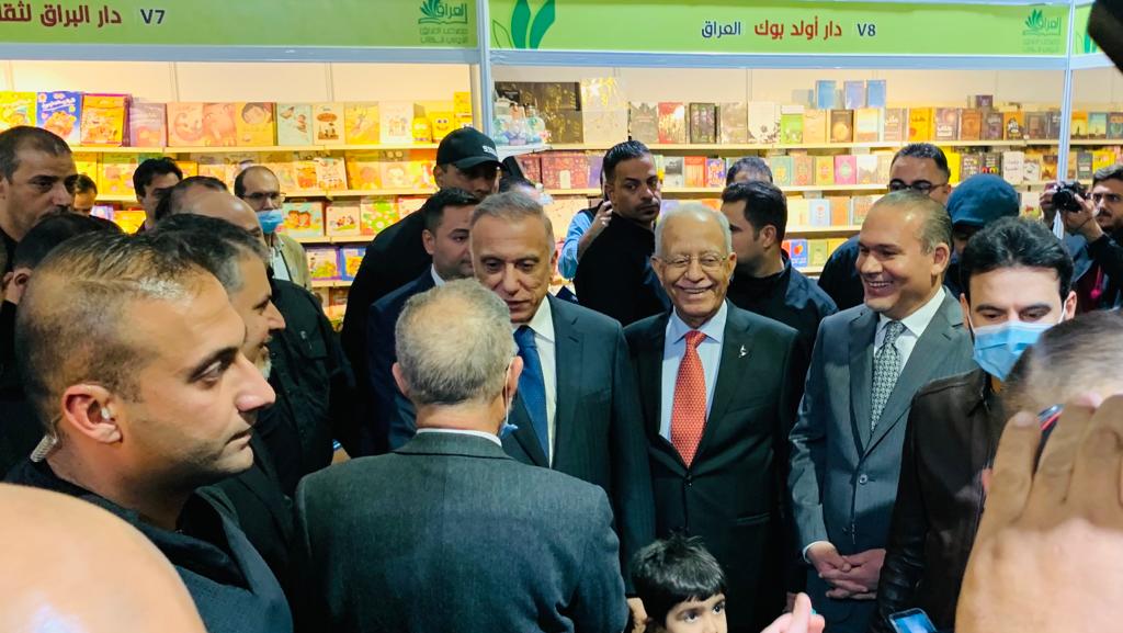 الكاظمي يفتتح معرض العراق الدولي للكتاب الذي اقامته مؤسسة المدى يرافقه امين بغداد المعمار علاء معن
