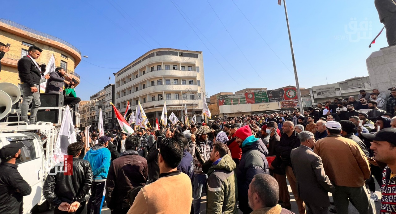 “اطلع لشعبك وخفض الدولار”.. انطلاق تظاهرة أمام البنك المركزي العراقي