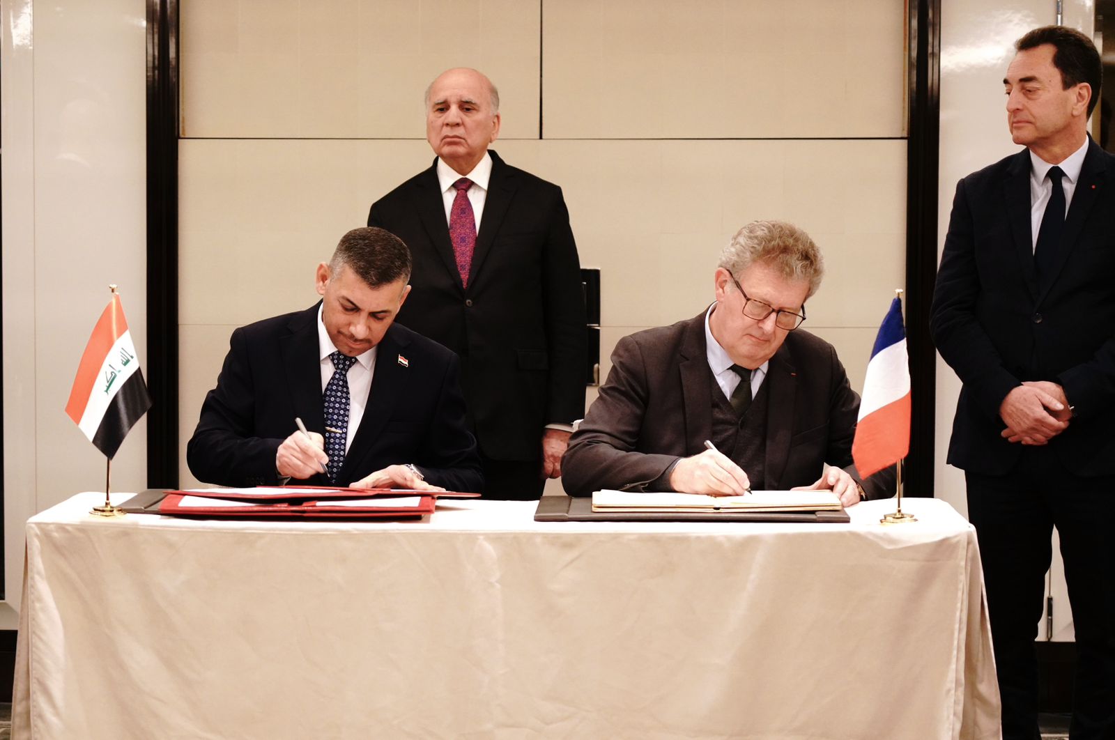 العراق وفرنسا يوقّعان مذكرتي تفاهم في مجال مكافحة الفساد والخدمات البلدية